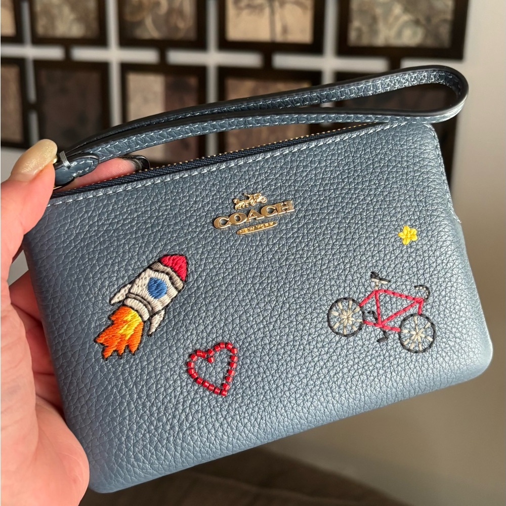 Authentic COACH Leather heart/spaceship/bicycle zip top card wristlet - Picture 6 of 11